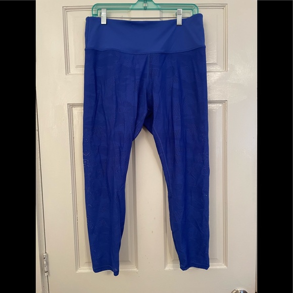 Athleta Pants - Athleta Phenom Camo 7/8 Tight